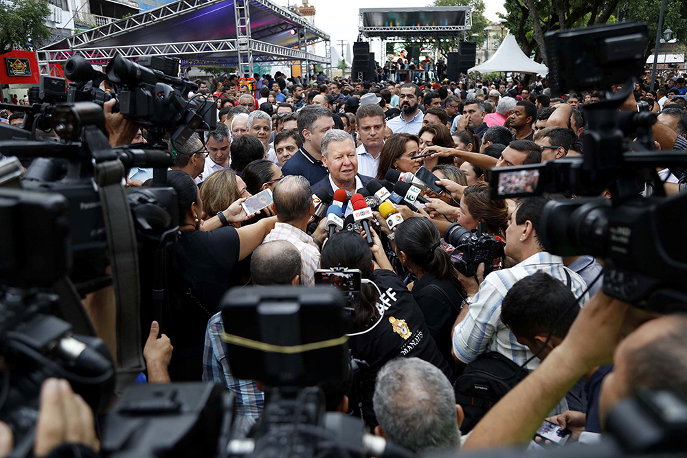 Atthur defende liberação da maconha, homossexuais e privatização Arthur Virgílio partiu para a ofensiva