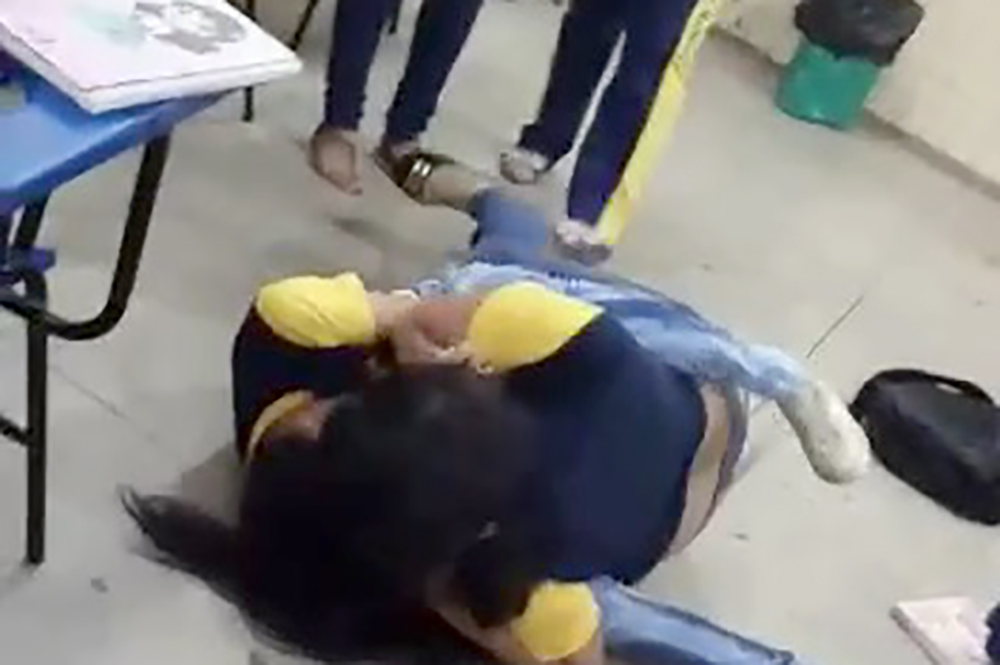 Alunas brigam em sala de aula longamente Alunas brigam livremente