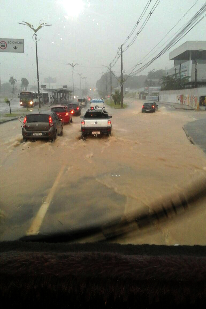 Estragos da chuva em frente à Arena da Amazônia Estragos da chuva na Constantino Nery. Alagou
