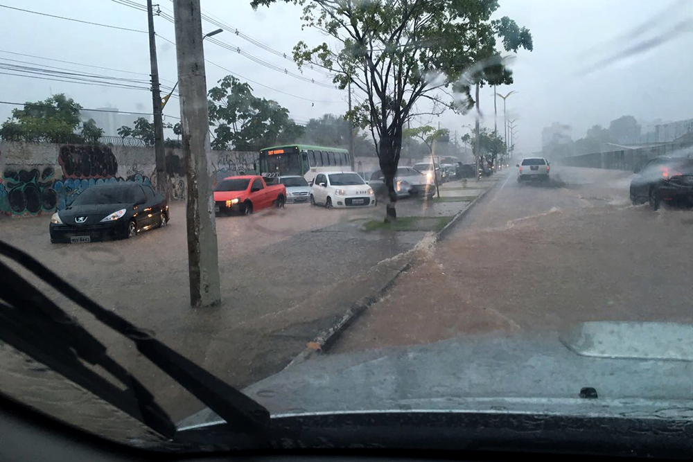 Estragos da chuva em frente à Arena da Amazônia Estragos da chuva na Constantino Nery