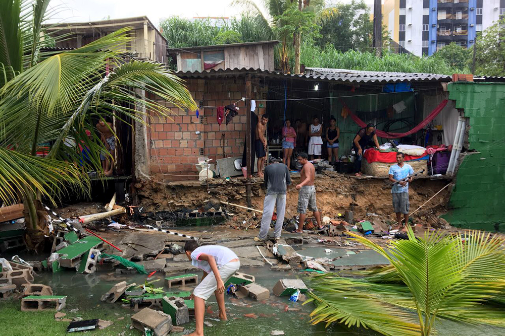 Estragos da chuva na confluência do bairro União com o Parque 10 Estragos da chuva na comunidade Greenville, Bairro União