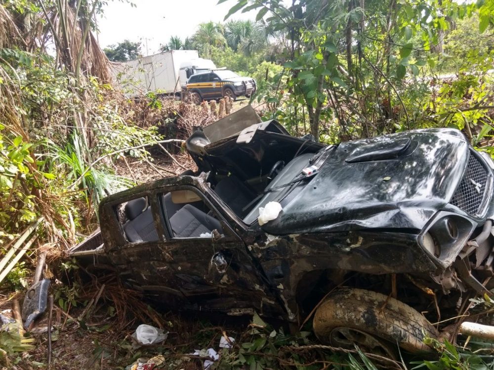 Família ficou ferida após capotamento de veículo na BR-174 O veículo ficou totalmente destruído após o capotamento