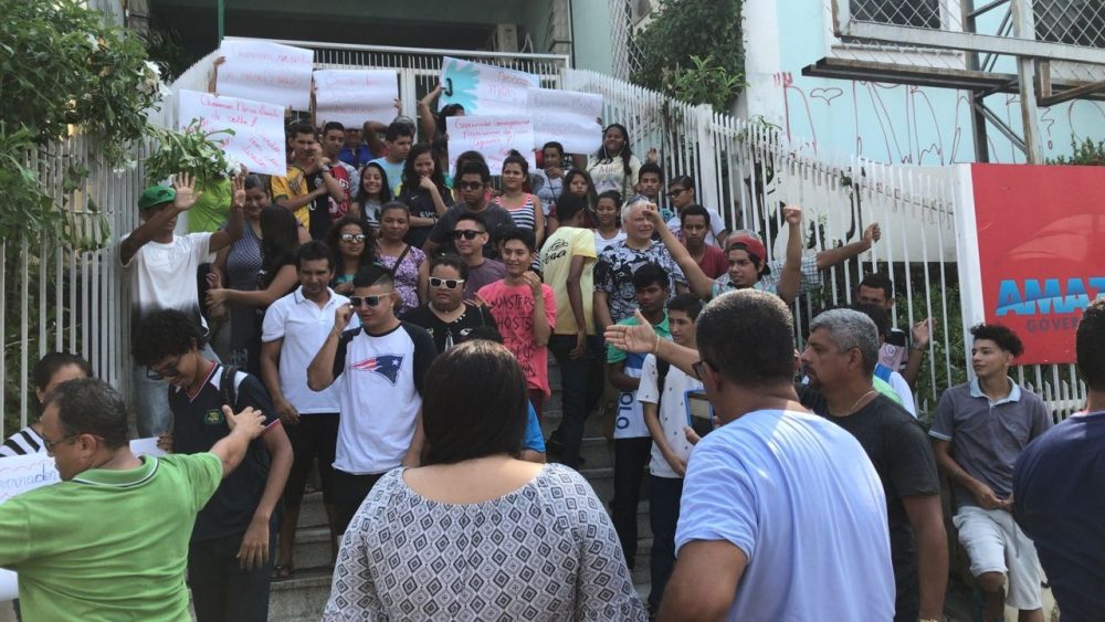 Estudante surdos protestam Os estudantes surdos afirmam que o lugar onde estão instalados provisoriamente é perigoso