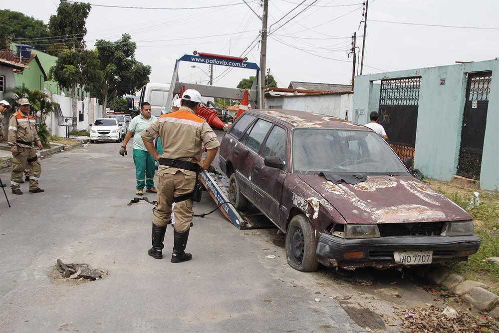 Os veículos estavam abandonados nas ruas e os proprietários não se manifestaram Cinco veículos abandonados foram retirados de bairros da zona Norte de Manaus