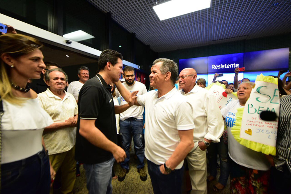 Delegado Péricles chega com recepção de herói Delegado Péricles chega com recepção de herói