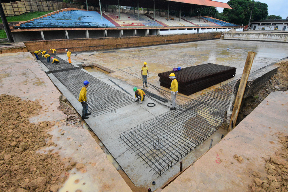 Obra da piscina na Vila Olímpica Obra da piscina na Vila Olímpica