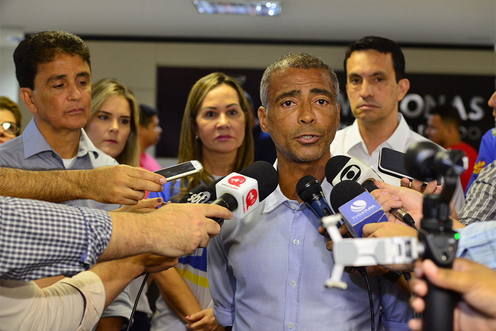 Romário participa de amistoso em Manaus Romário participa de amistoso solidário em Manaus