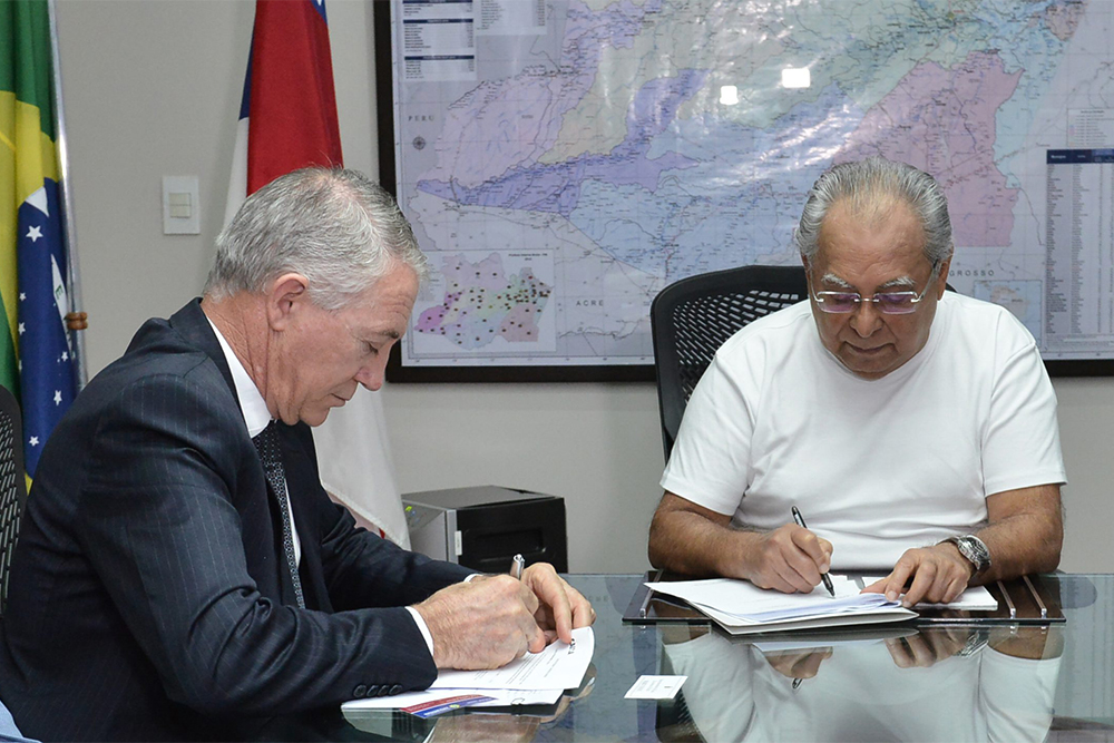 Amazonino assina contrato para construção de moradias Amazonino assina contrato para construção de moradias