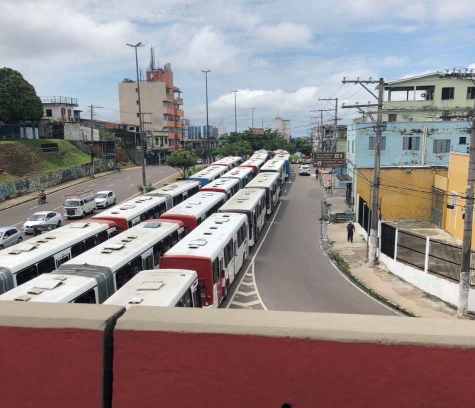 Terminal da Constantino Nery totalmente interditado pelos &ocirc;nibus