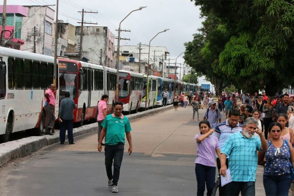 Rodoviários param cidade após vista em dissídio Rodoviários param cidade após vista em dissídio