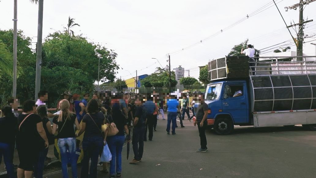 Professores protestam em frente &agrave; sede do Governo