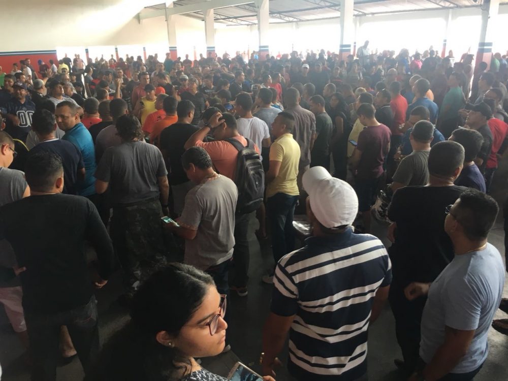 Governador Amazonino Mendes foi negociar o fim da greve dos PMs