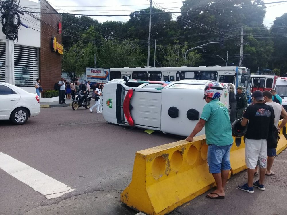 Tr&ecirc;s policiais ficaram feridos na colis&atilde;o