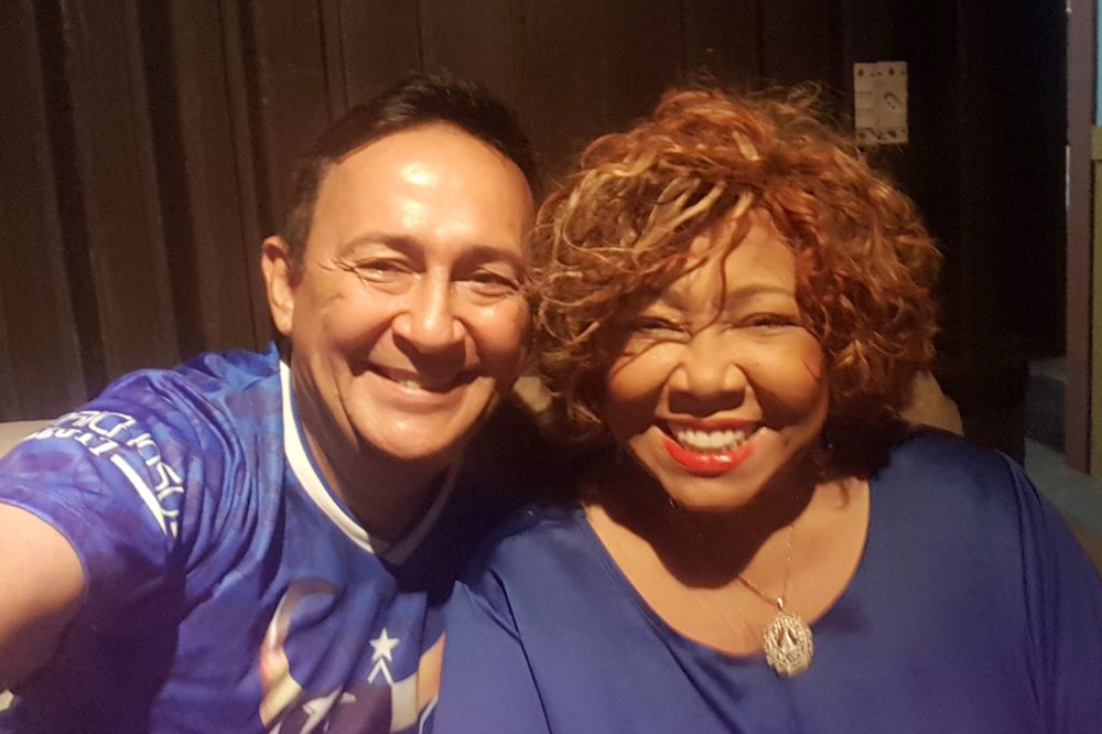 Alcione se diverte em estúdio e canta Boi de Negro Alcione se diverte em estúdio e canta Boi de Negro
