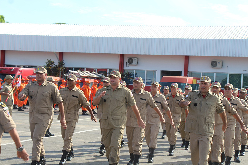 Amazonino promove 314 bombeiros militares Amazonino promove 314 bombeiros militares