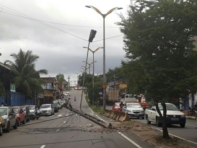 Carreta desgovernada derruba poste na Rodrigo Ot&aacute;vio