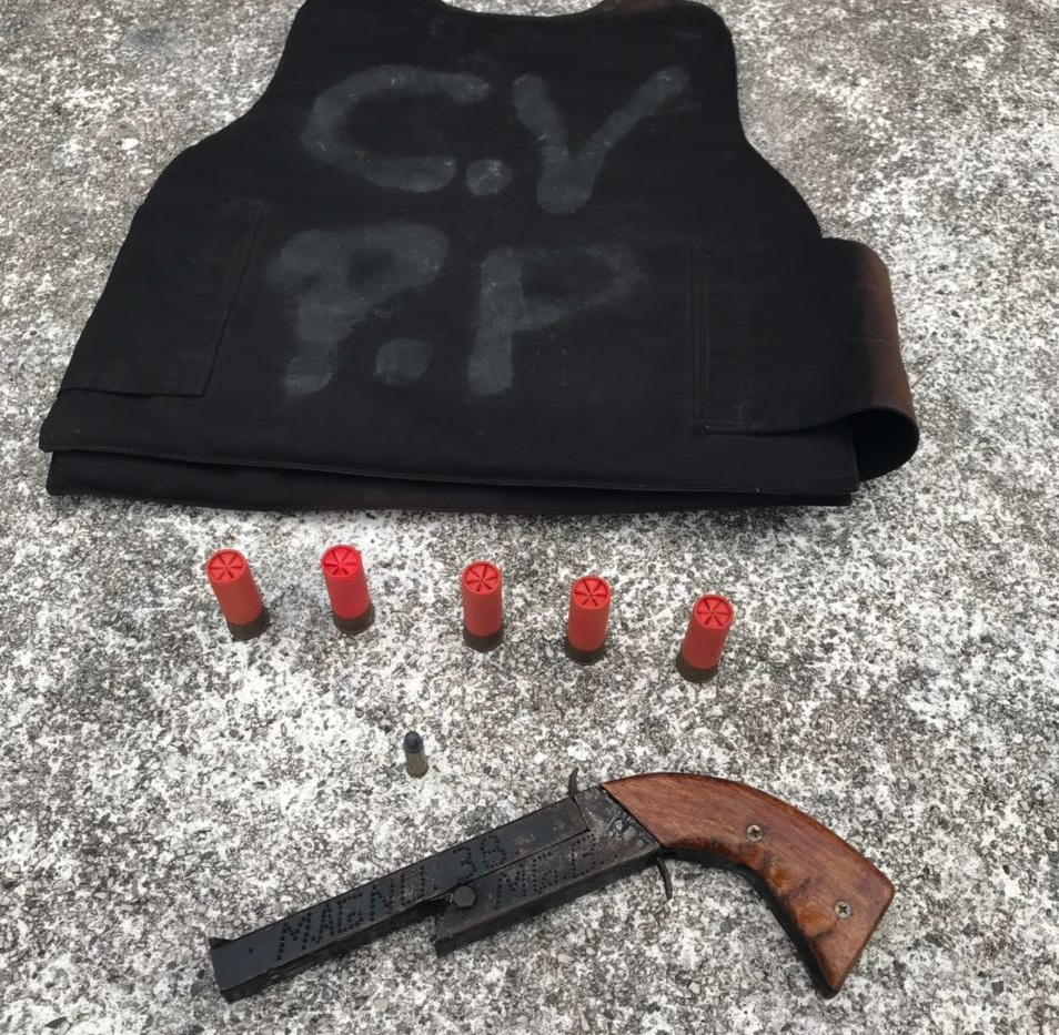 Colete balístico com a sigla do Comando Vermelho Colete balístico com a sigla do Comando Vermelho