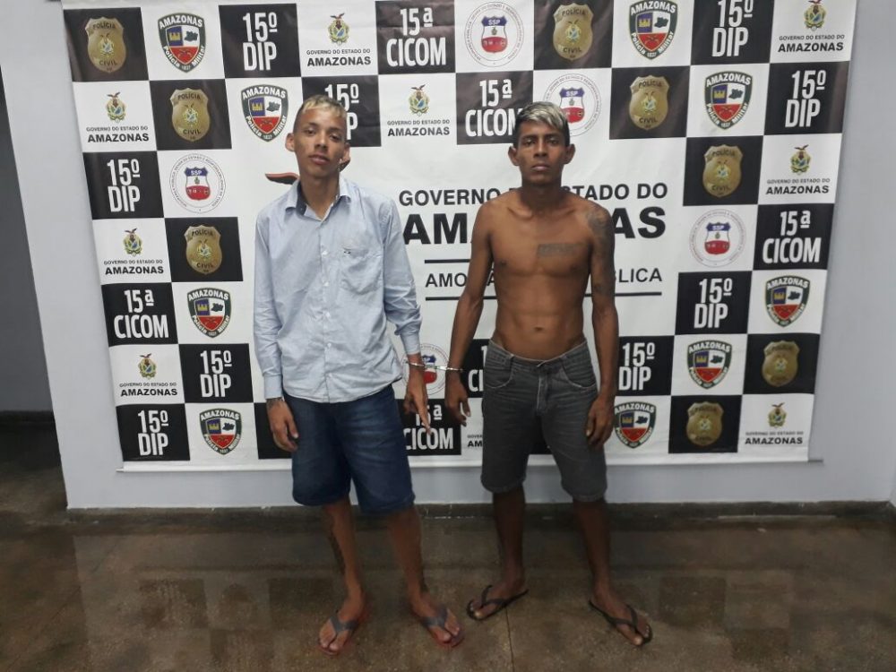 Homens estavam correndo com armas Homens estavam correndo com armas