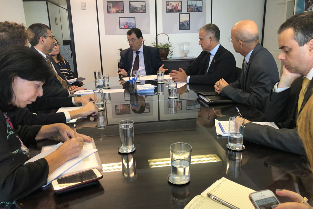 Eduardo Braga em reunião com o relator da MP. Eduardo Braga em reunião com o relator da MP.