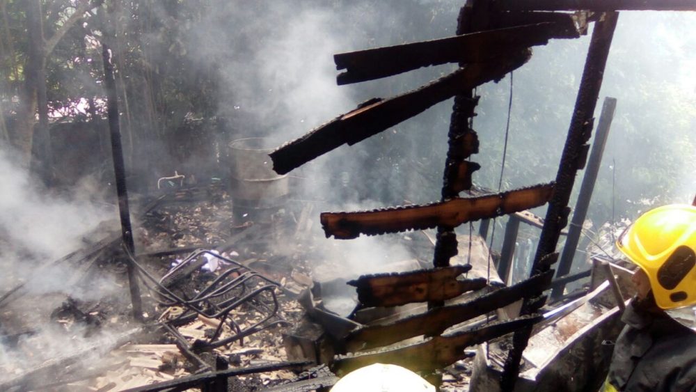 Casa de madeira destruída pelo incêndio Casa de madeira destruída pelo incêndio