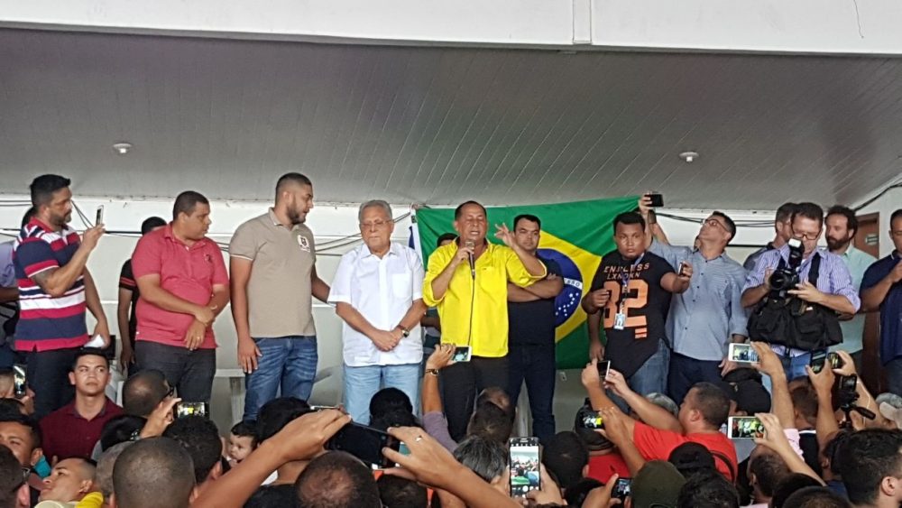 Paralisação dos PMs chega ao fim após negociação com o governador Paralisação dos PMs chega ao fim após negociação com o governador