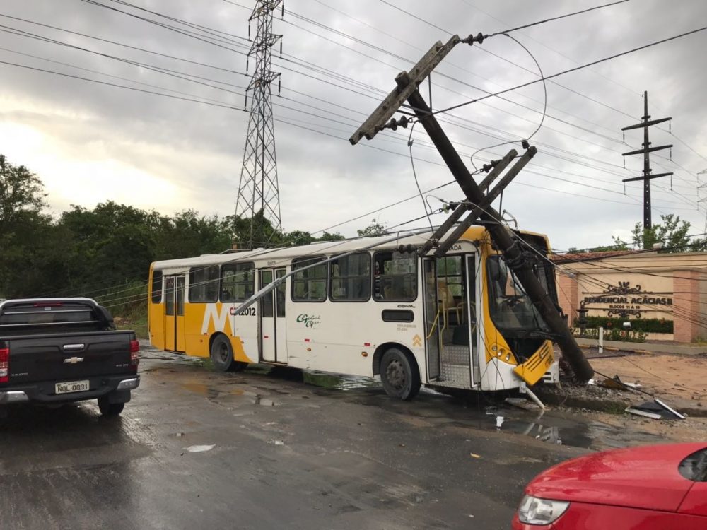 Ônibus bateu em poste Ônibus bateu em poste
