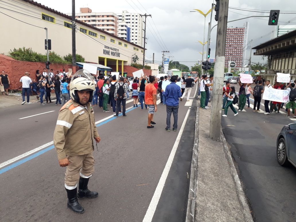 Trânsito parado na Constantino Nery Trânsito parado na Constantino Nery
