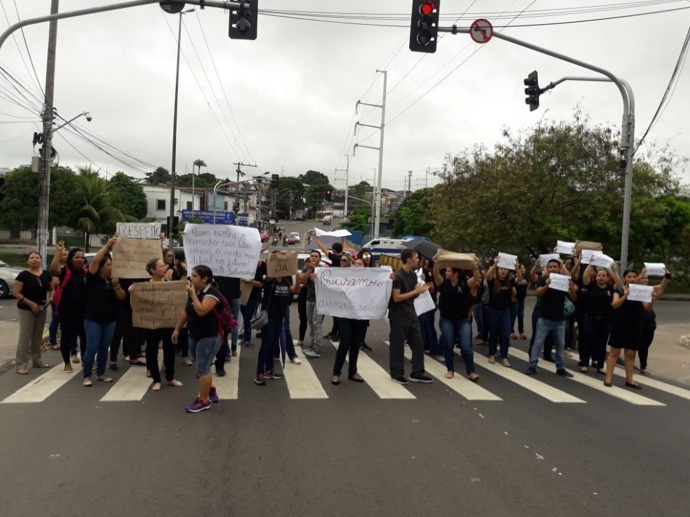 Professores protestaram por reajuste salarial Professores protestaram por reajuste salarial