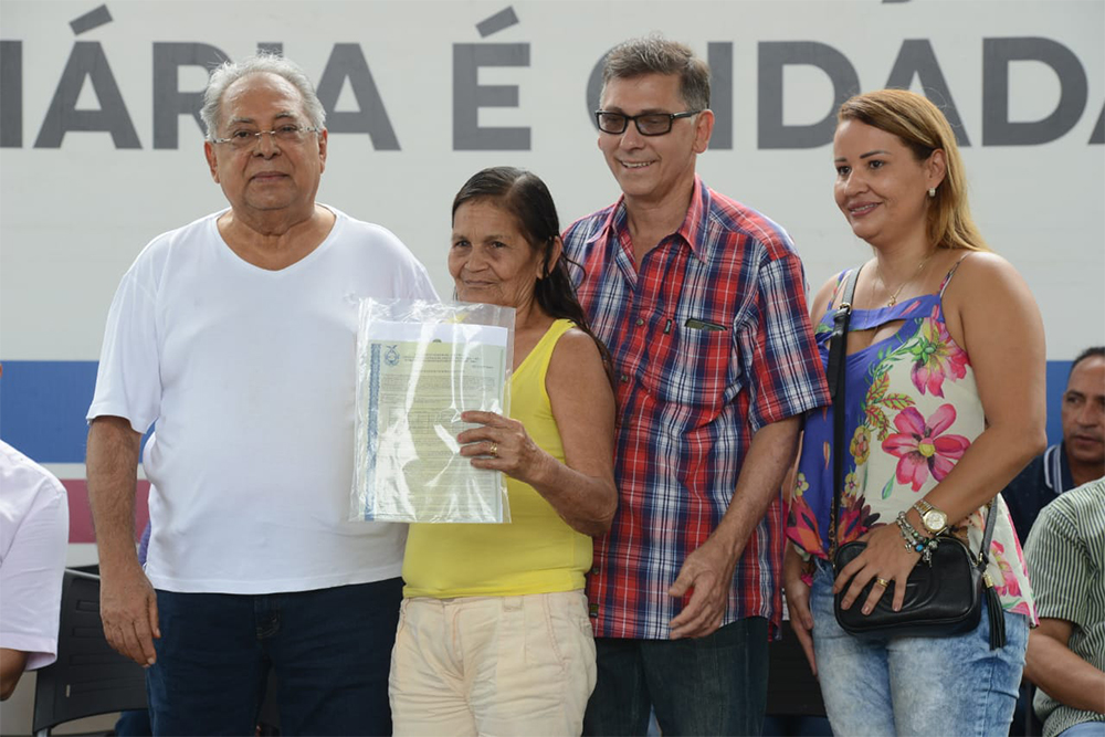 Entrega de títulos de terra em Novo Airão Entrega de títulos de terra em Novo Airão