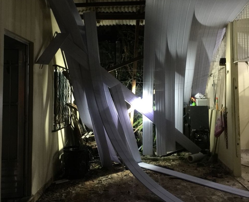 Casa foi atingida por muro e feriu idosa Casa foi atingida por muro e feriu idosa