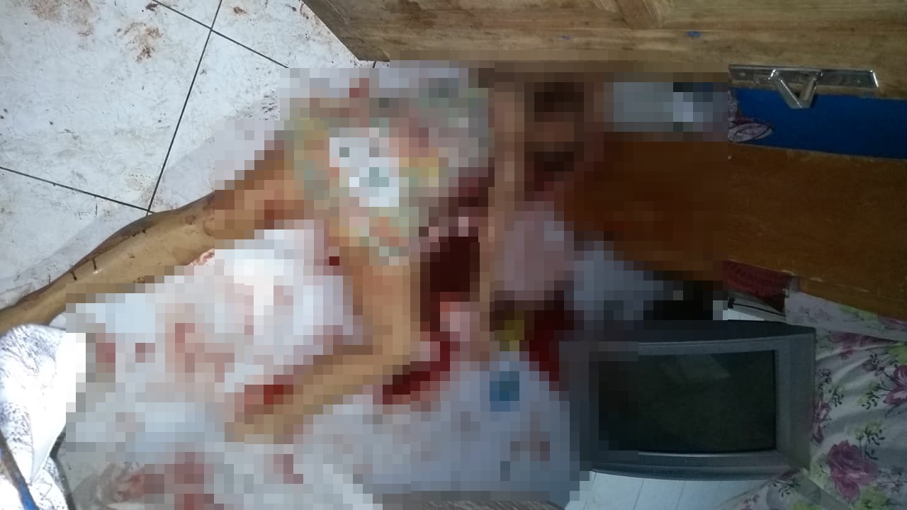 Mulher morre esfaqueada dentro de casa Mulher morre esfaqueada dentro de casa