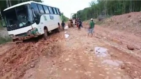 Ônibus atolado na BR-319 Ônibus atolado na BR-319