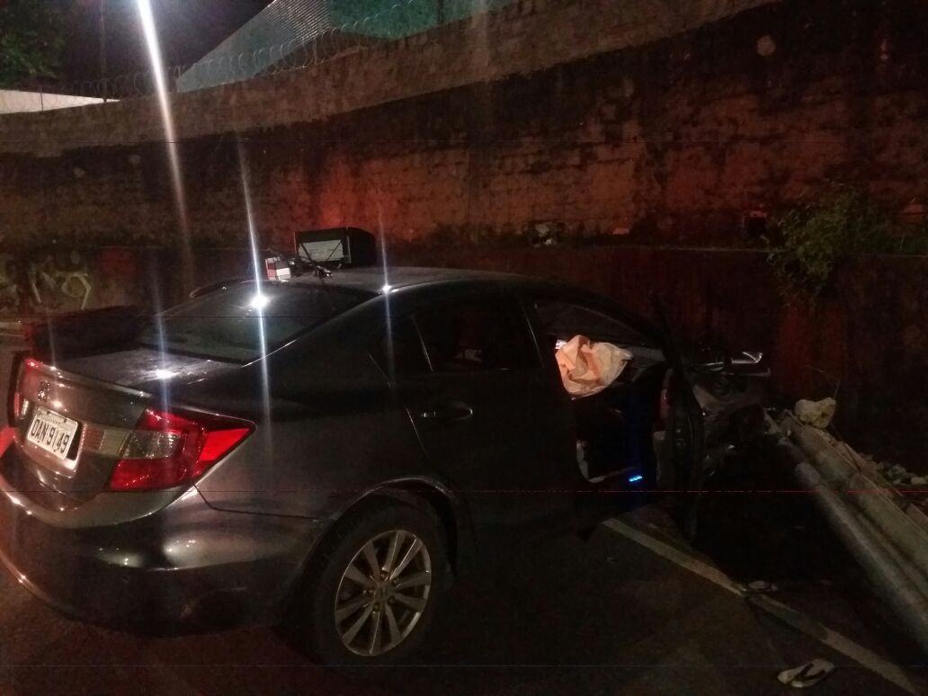 Carro bate em poste durante perseguição policial Carro bate em poste durante perseguição policial