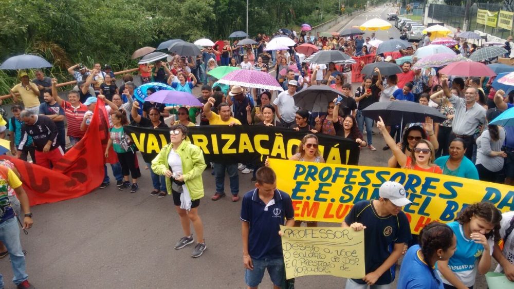 Professores decidem continuar em greve Professores decidem continuar em greve