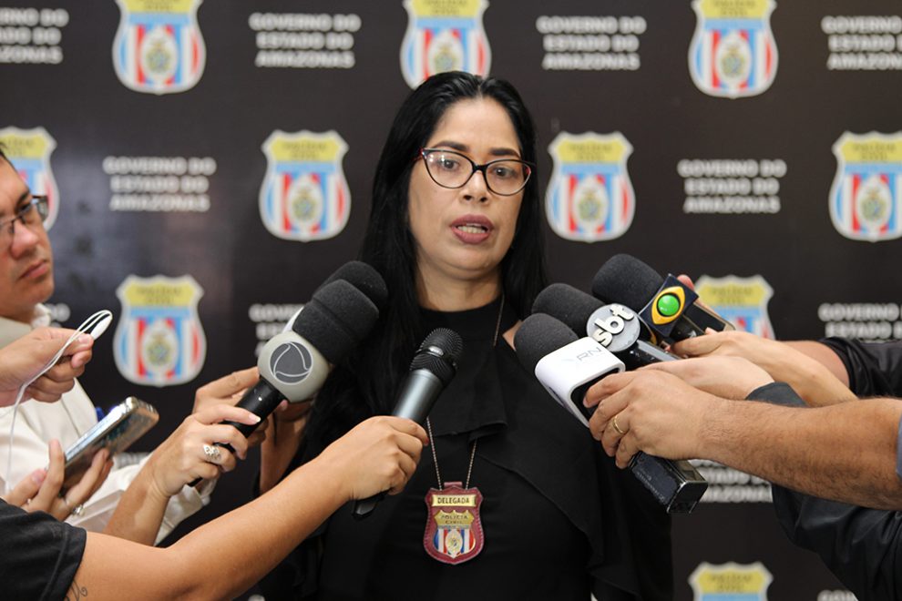 Delegada diz que professor aposentado é acusado de estuprar três jovens Delegada diz que professor aposentado é acusado de estuprar três jovens