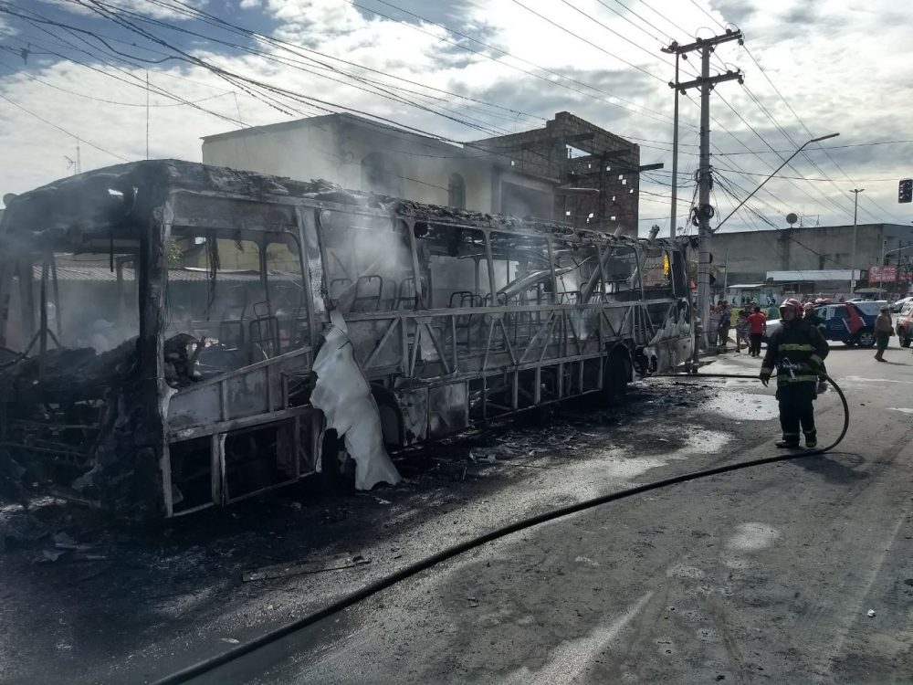 &Ocirc;nibus pega fogo na avenida Silves