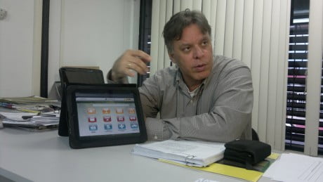 Miguel Capobiango Neto, coordenador da UGP Copa exibe tabletes que ser&atilde;o usados pelos taxistas