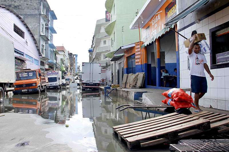 Cheia causa interdi&ccedil;&atilde;o da primeira rua, no Centro de Manaus. Rio Negro chega a 29,16m