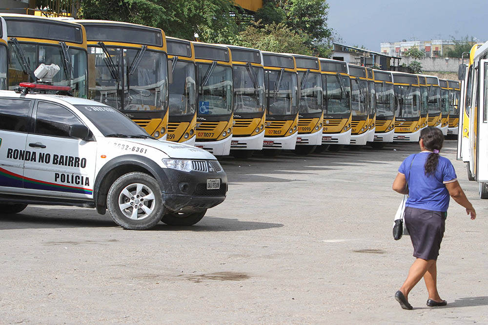 Frota de ônibus não saiu no início deste sábado Frota de ônibus não saiu no início deste sábado