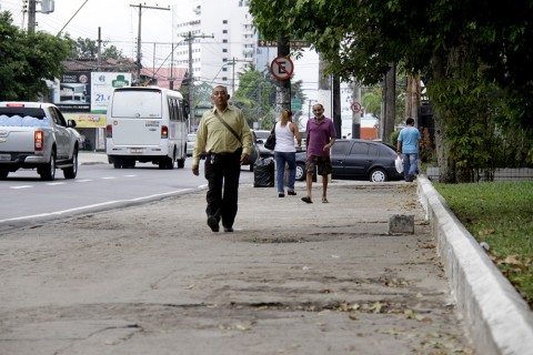 Cai à metade proporção de brasileiros que vivem em ruas sem calçada