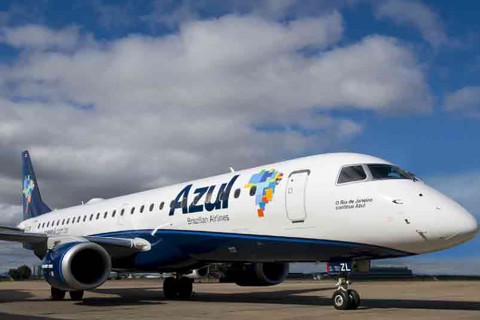 Avião da Azul faz pouso de emergência em Manaus após colidir com pássaros