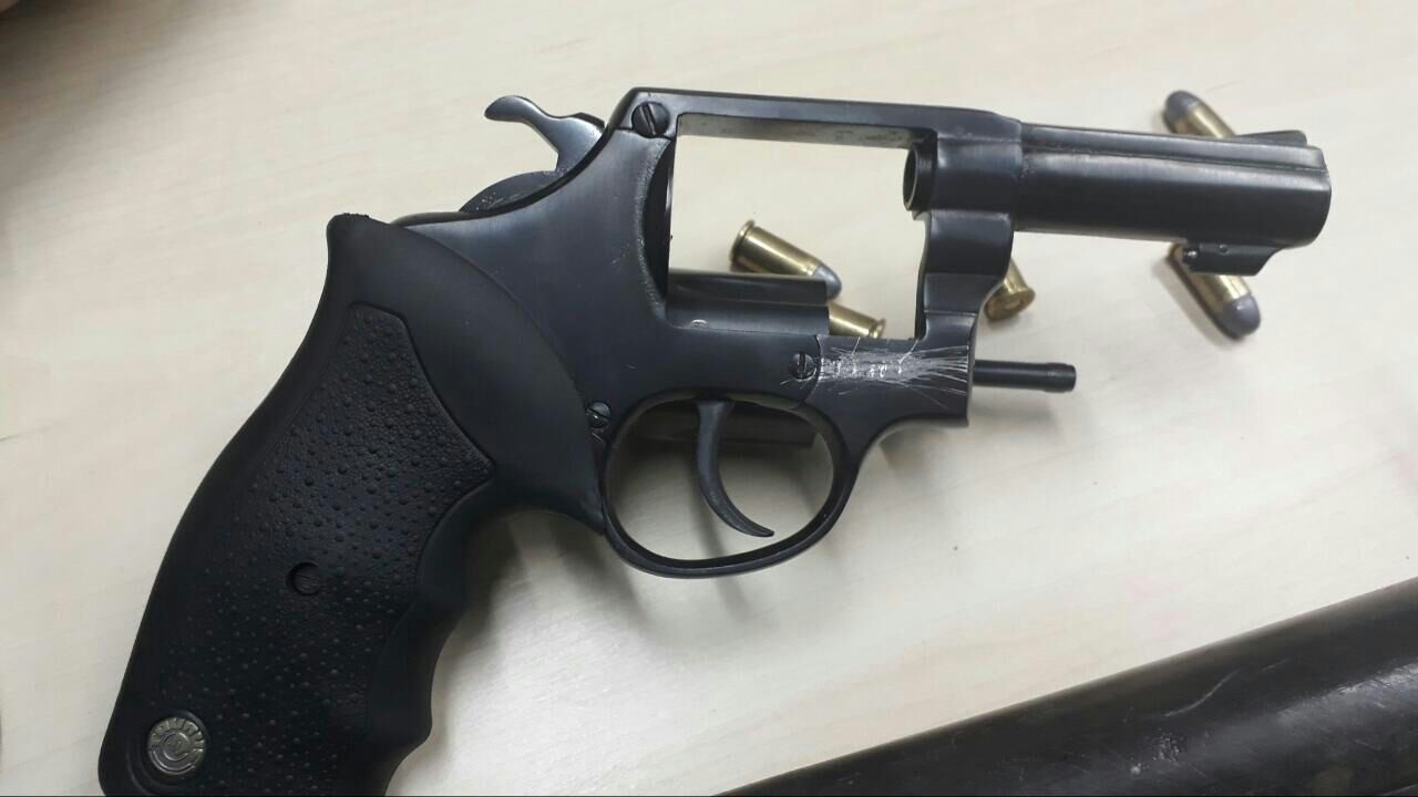 Usu&aacute;rio de droga pega arma do irm&atilde;o e atira contra equipe de cl&iacute;nica