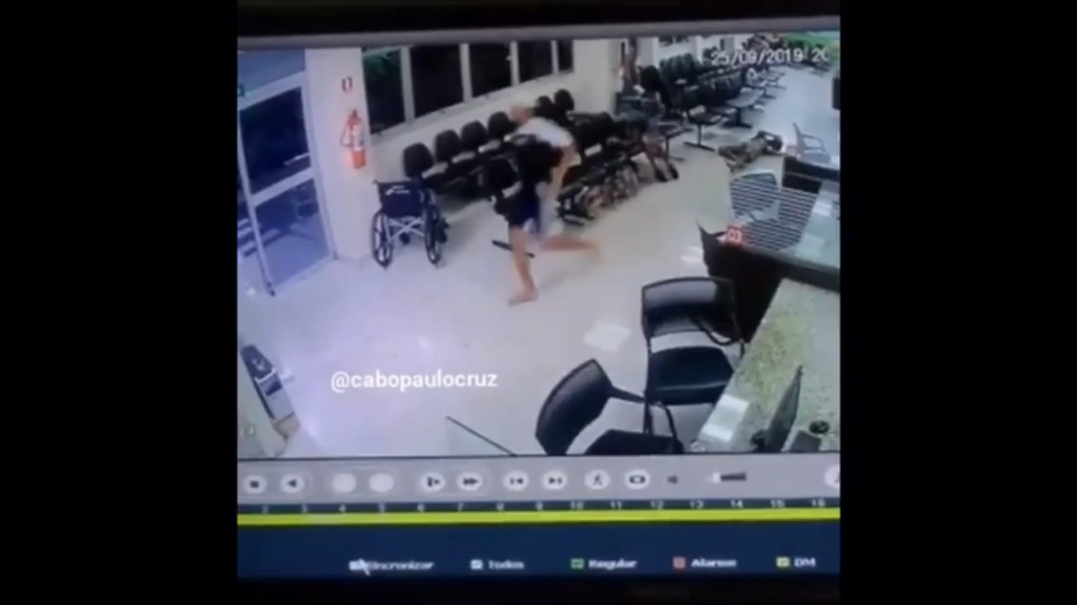 ‘Peteleco’ é executado a tiros dentro de hospital; jornalista ficou ferido durante o crime ‘Peteleco’ é executado a tiros dentro de hospital; jornalista ficou ferido durante o crime