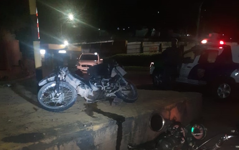 Homem com simulacro na cintura bate de moto e morre na zona Sul Homem com simulacro na cintura bate de moto e morre na zona Sul