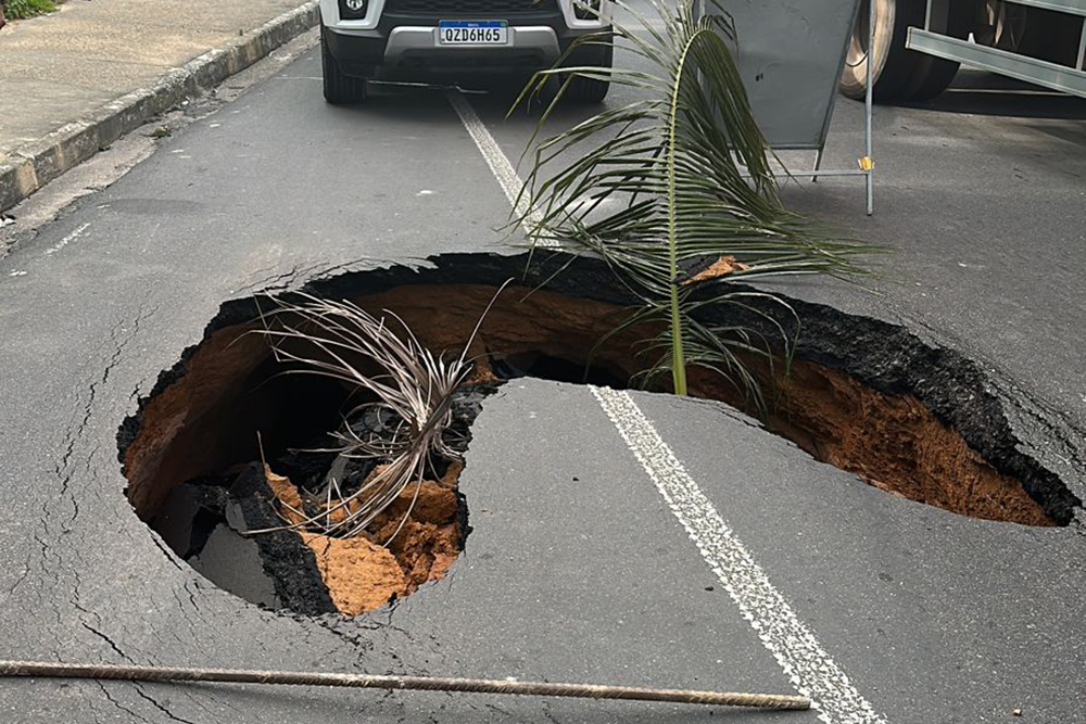 Cratera abre em trecho da avenida Torquato Tapaj&oacute;s e via &eacute; interditada -  Portal do Marcos Santos