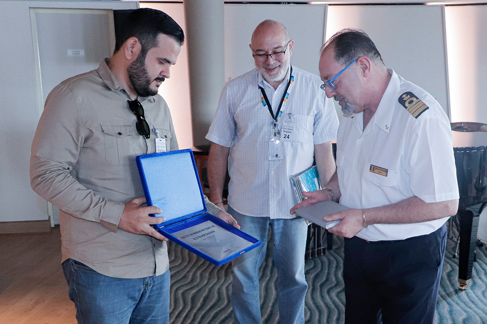Cruzeiro Silver Shadow, último navio desta temporada, recebe placa de boas-vindas da Manauscult - Portal do Marcos Santos