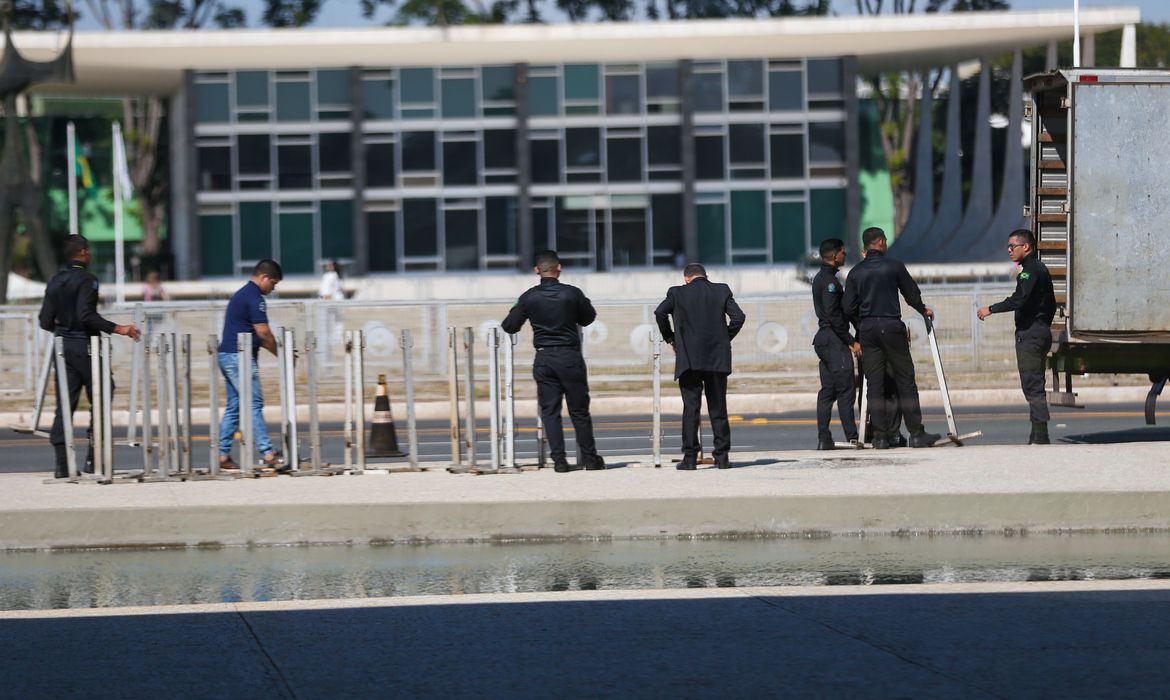 Ap&oacute;s 10 anos, governo retira grades em frente ao Pal&aacute;cio do Planalto