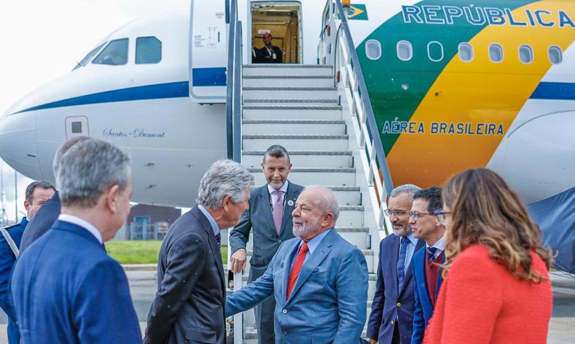 Lula chega a Londres para coroa&ccedil;&atilde;o do Rei Charles III