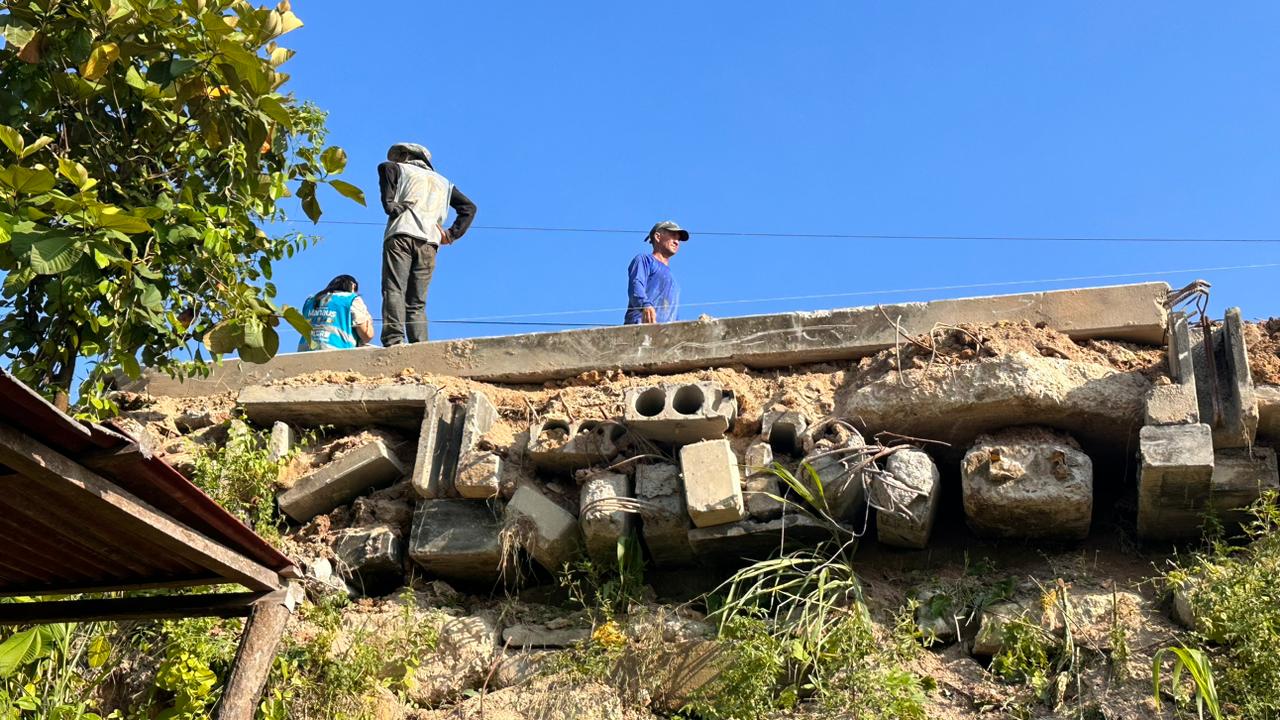 Obra que ameaçava outras casas é embargada na comunidade Nossa Vitória Obra que ameaçava outras casas é embargada na comunidade Nossa Vitória