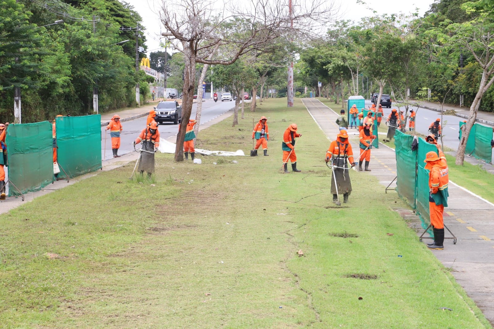 A&ccedil;&atilde;o de limpeza na avenida das Torres envolve mais de 400 trabalhadores